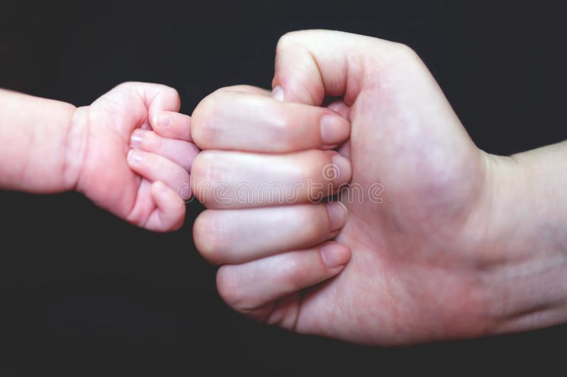 Как отучить ребенка от сосания пальца: ответы на родительские вопросы
