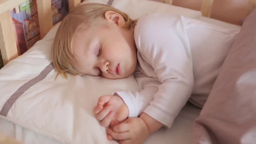 Ребенок плохо засыпает вечером и днем – какие причины и что делать 2021