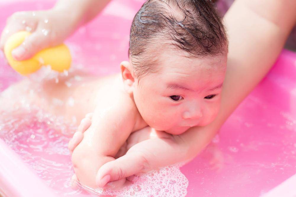 Во сколько купать новорожденного ребенка перед сном, есть ли польза грудничку от водных процедур вечером, как нужно правильно мыть малыша, даны советы