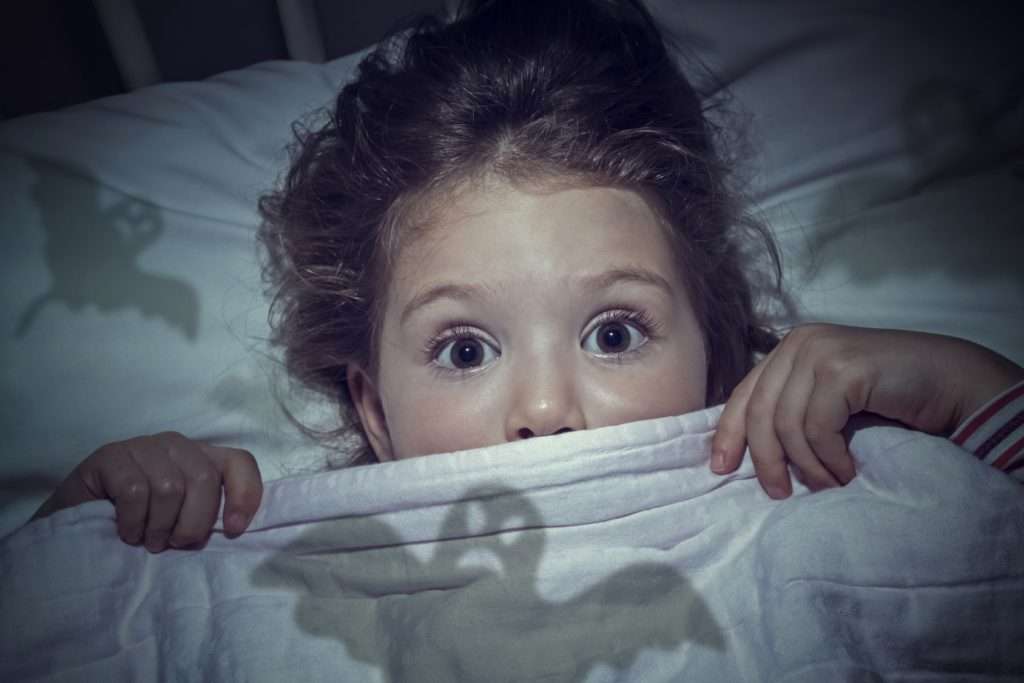 Ребенок боится темноты: что делать и как избавиться от страха темноты