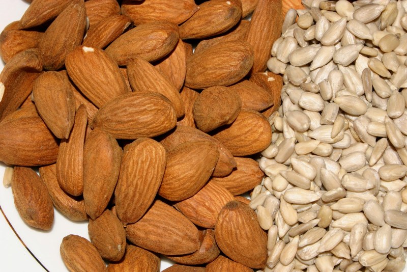 Орехи при грудном вскармливании (грецкие, кедровые, кешью), сколько их можно кормящей маме в первый месяц при лактации, бывает ли на них аллергия