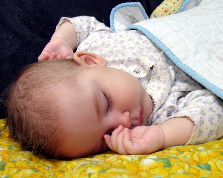 Месячный ребенок не спит целый день: почему так происходит, причины плача, что делать