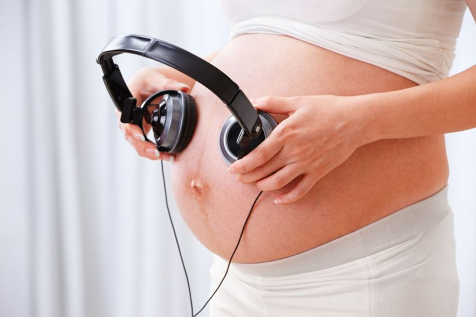 Музыка при беременности: вредна или полезна для мамы и плода - мнение врачей