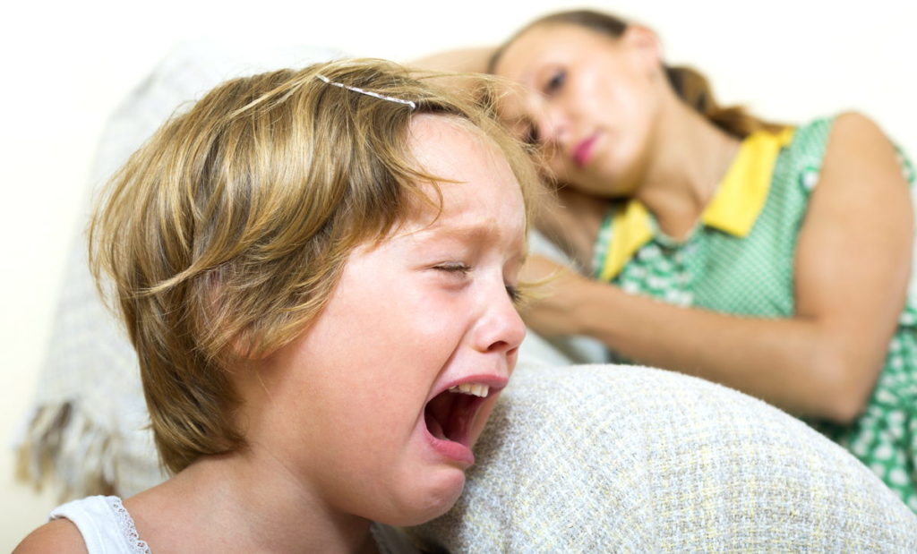Что делать, если ребенок 4 - 5 лет не слушается родителей: устраивает истерики, грубит, делает все наоборот