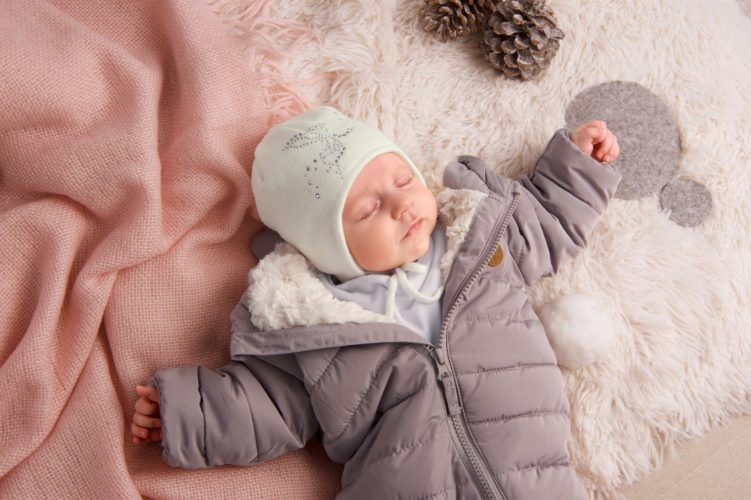 Как одевать новорожденного зимой дома и на улицу?