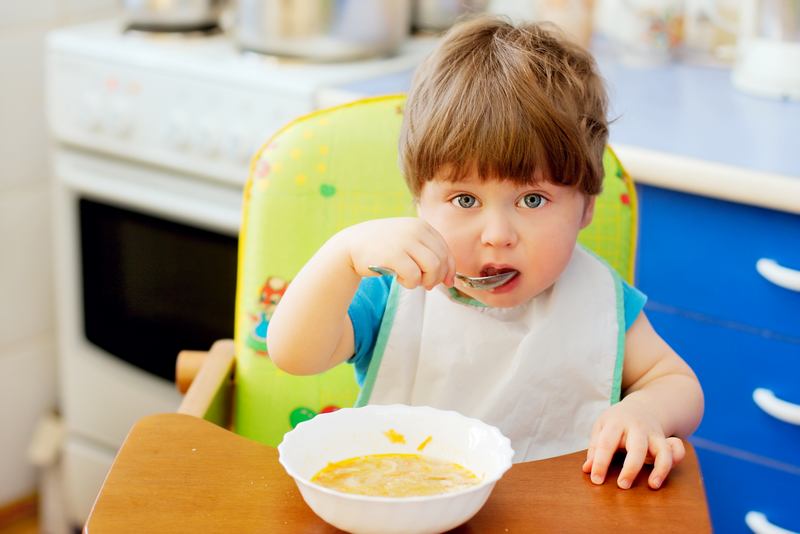 Что делать, если ребёнок не ест прикорм: возможные причины, правила введения новой пищи в 6-7 месяцев