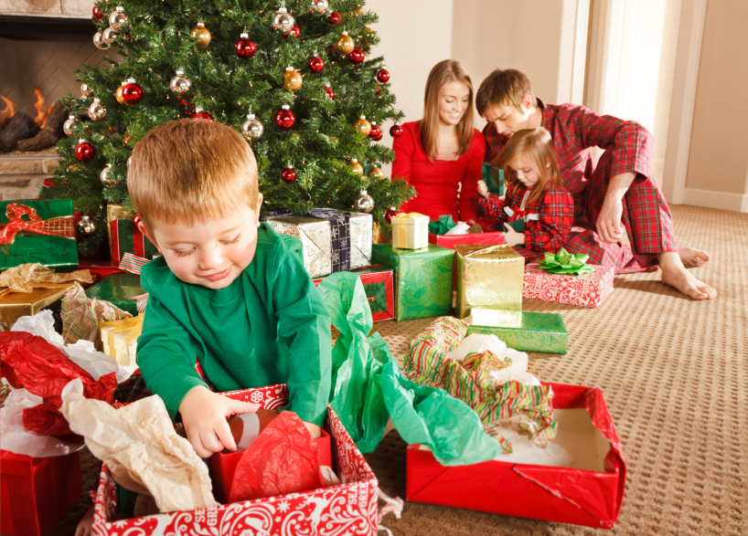 Что подарить ребенку на новый год - 250 идей новогодних подарков для детей, список лучших детских презентов по возрастам