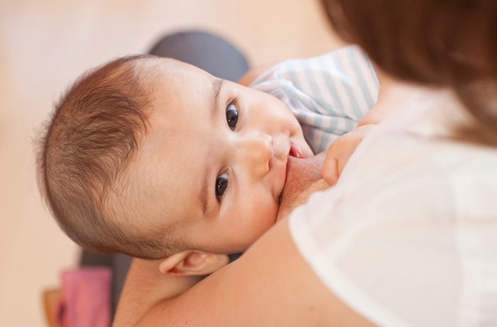 Как отучить ребенка кусать грудь во время кормления: советы для мамочек