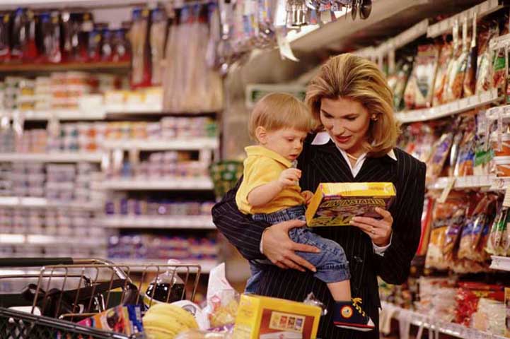 Ребёнок истерит в магазине: что делать, как себя правильно вести?