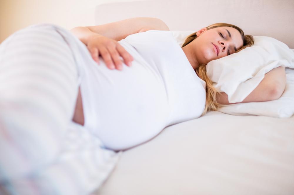 Как правильно спать при беременности. можно ли беременным спать на животе.