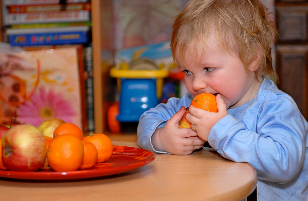 В каком возрасте можно кормить ребенка мандаринами: со скольки месяцев давать цитрусовые