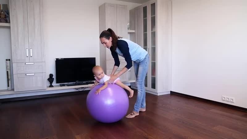 Упражнения на мяче для грудничков