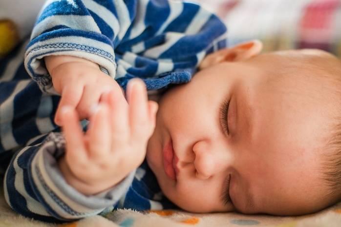 Как уложить ребенка спать днем: способы укачивания