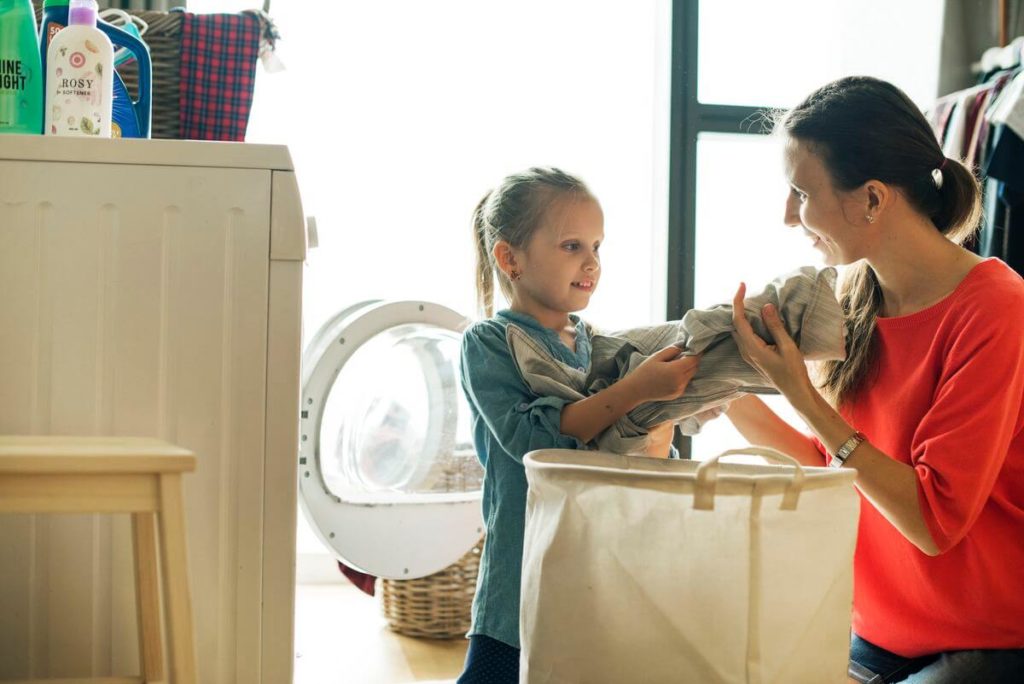9 советов как приучить ребенка помогать по дому
