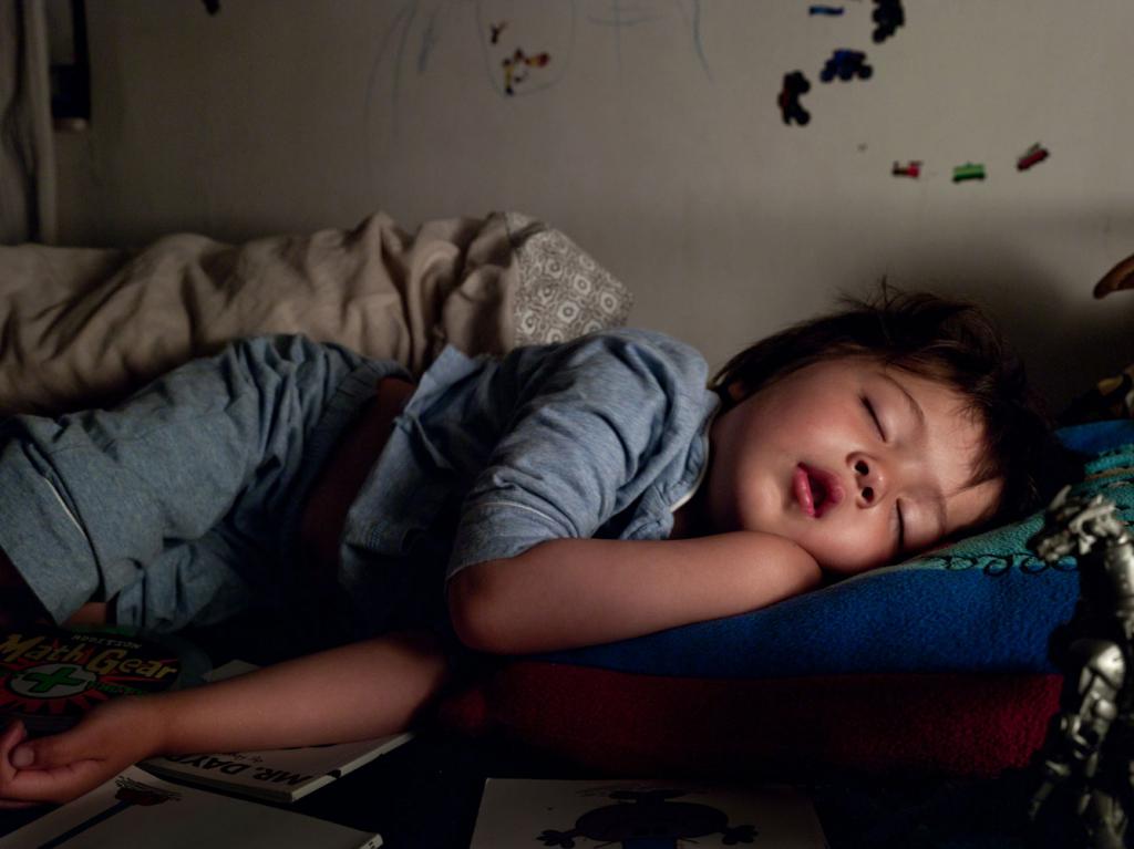 Почему ребенок плачет перед сном?