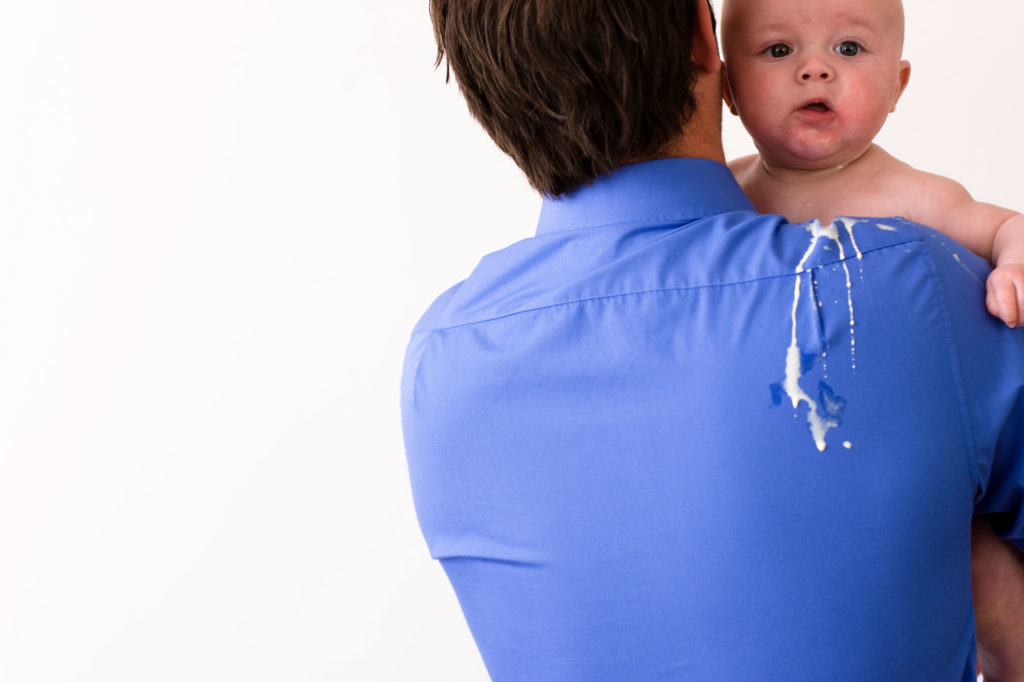 Ребенок срыгивает после грудного молока: причины и действия