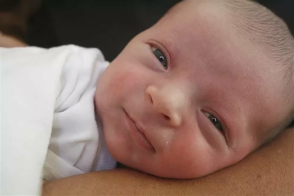 Когда новорожденный начинает видеть и слышать: до или после рождения?