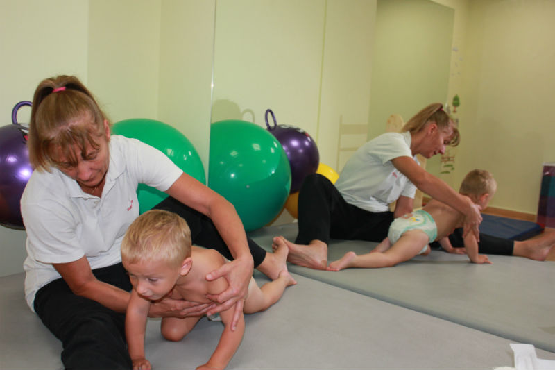 Развивающая гимнастика: комплекс упражнений для грудничка - parents.ru