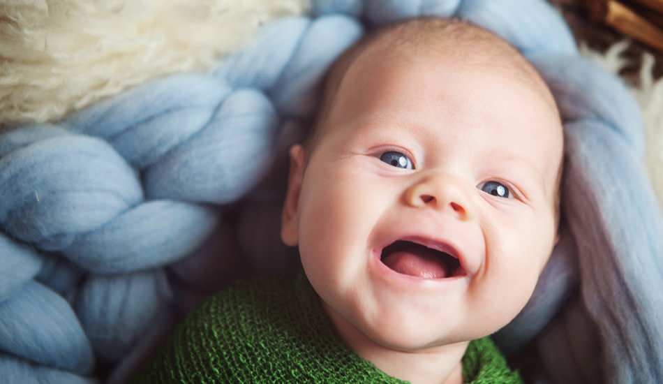 Когда ребенок начинает осознанно улыбаться: первая улыбка на радость маме