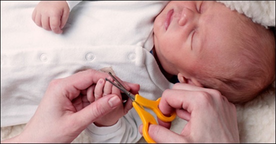 Как стричь ногти новорожденным