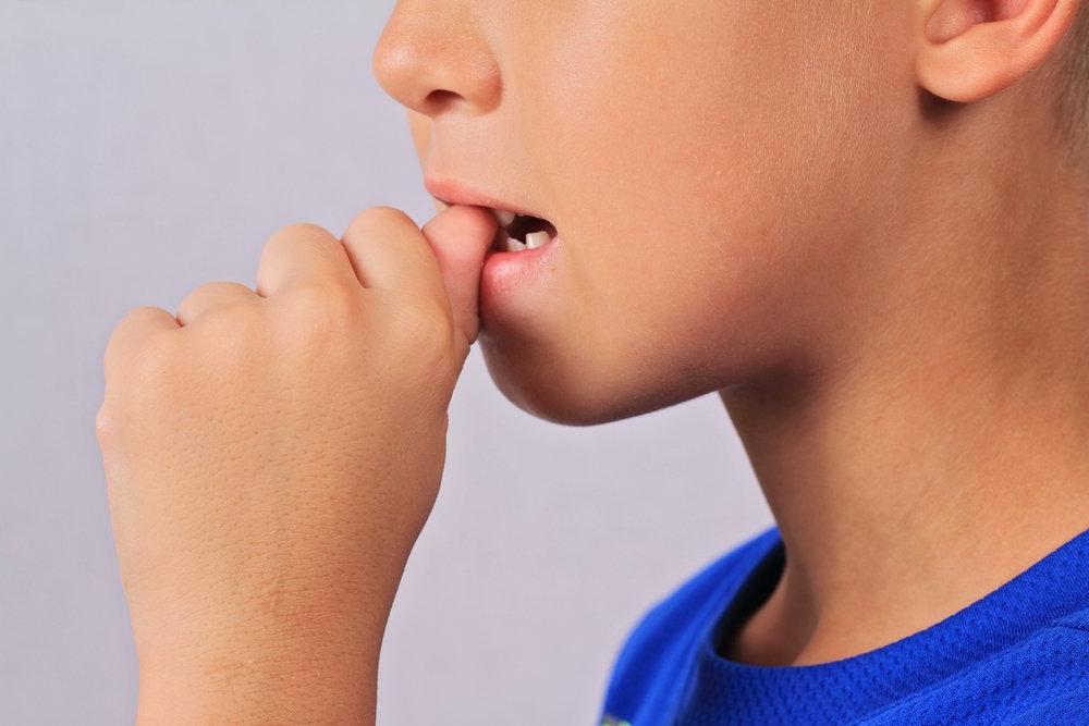 Как отучить ребенка брать все рот: советы педиатров и доктора комаровского