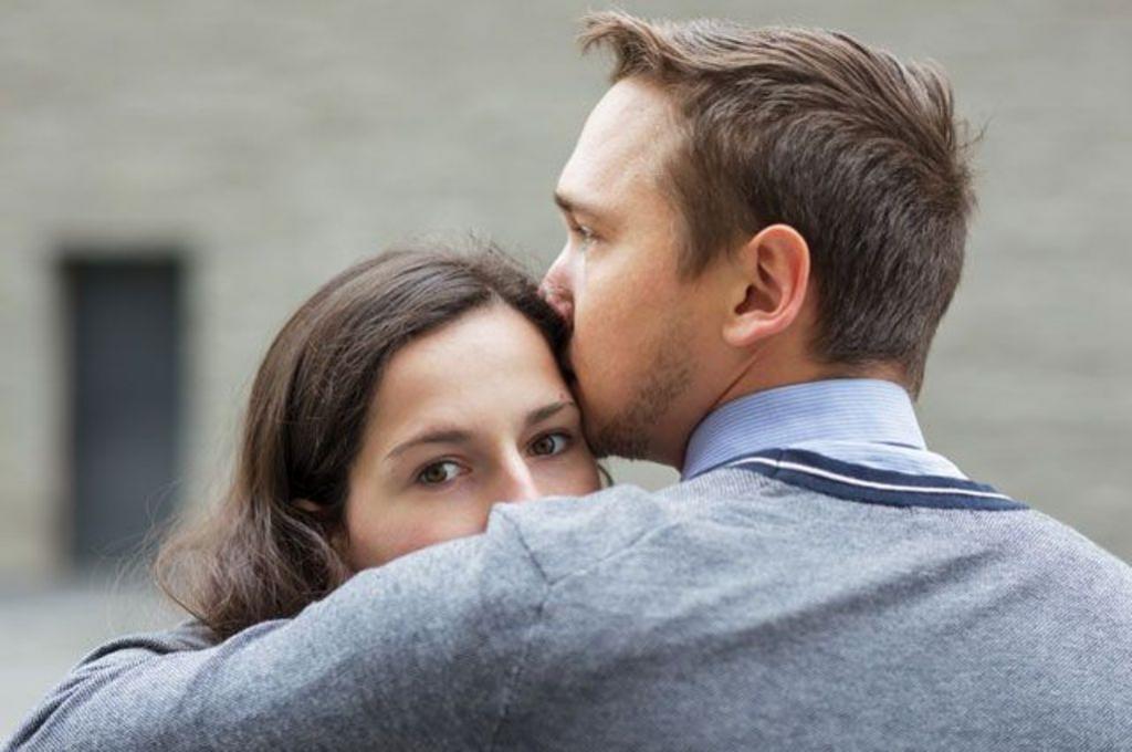 9 способов, при помощи которых мужчина проверяет вас в начале отношений