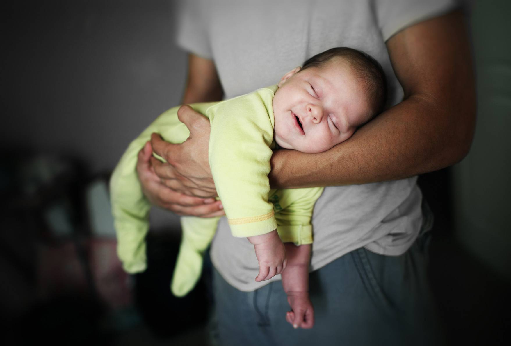 Как носить ребенка в 2 месяца на руках позы фото