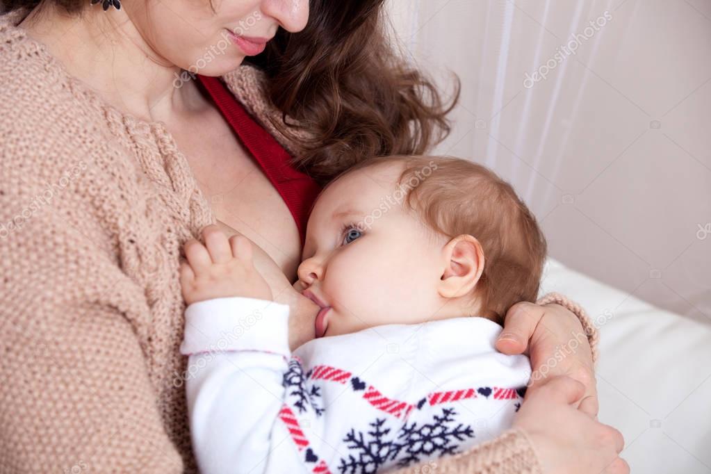 Кормить младенца грудью полной молока