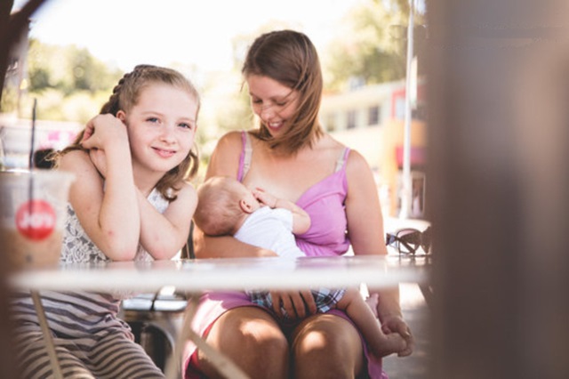 Грудное вскармливание в общественных местах -  breastfeeding in public