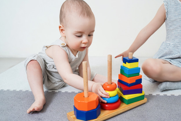 Как научить ребенка собирать пирамидку, когда он должен уметь сделать это самостоятельно и другие вопросы