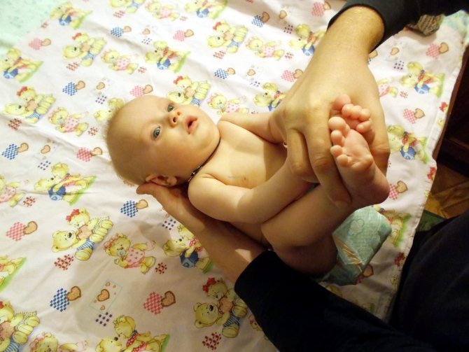 Тонус 6 месяцев. Гипотонус спины у грудничков. Гипертонус в ножках у малыша.