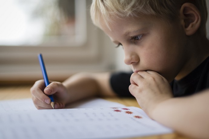 Как научить ребёнка писать красиво и аккуратно: упражнения и советы для родителей