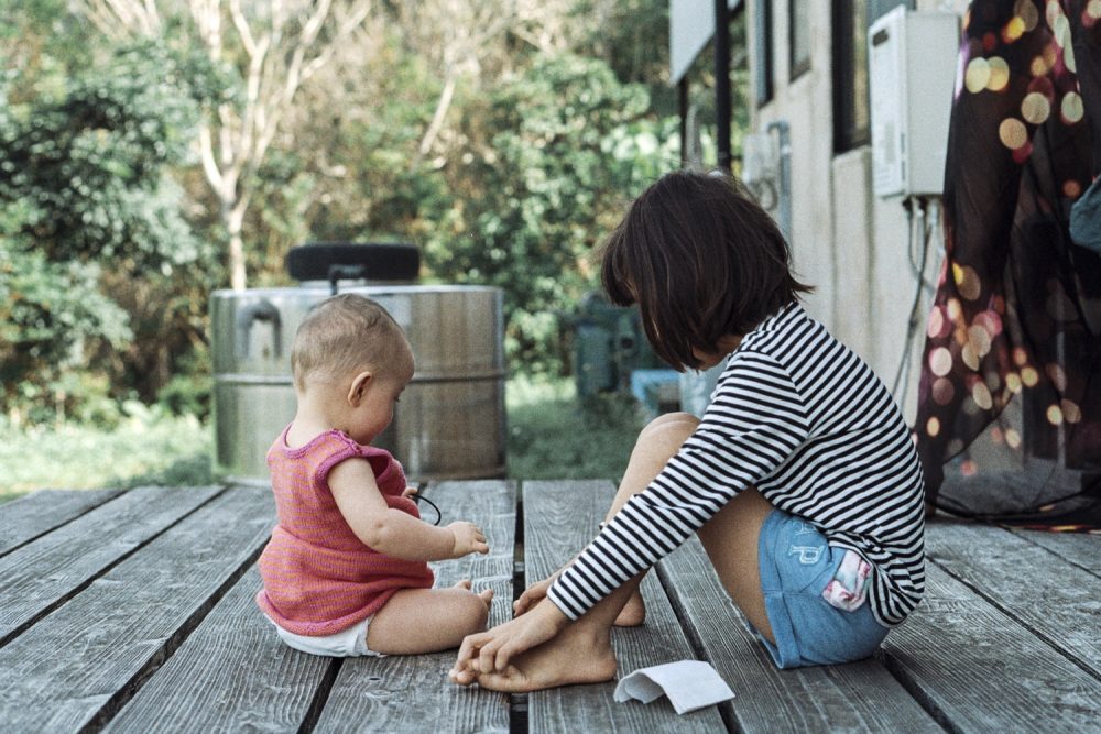 Как воспитывать детей-погодок: плюсы и минусы для мамы | курсы и тренинги от лары серебрянской