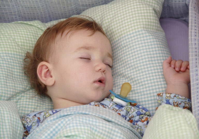 Новорожденный закатывает глаза: когда засыпает или во сне, причины, диагностика и лечение