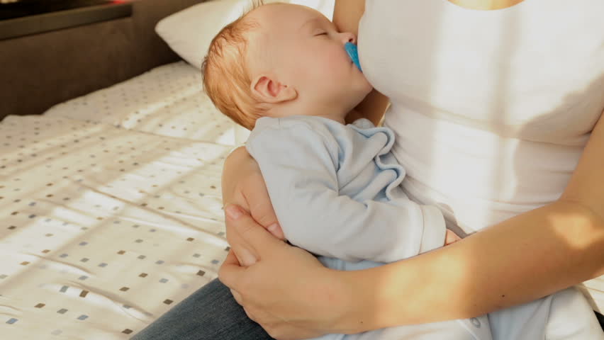 Как отучить ребенка от укачивания на руках перед сном и почему это важно?