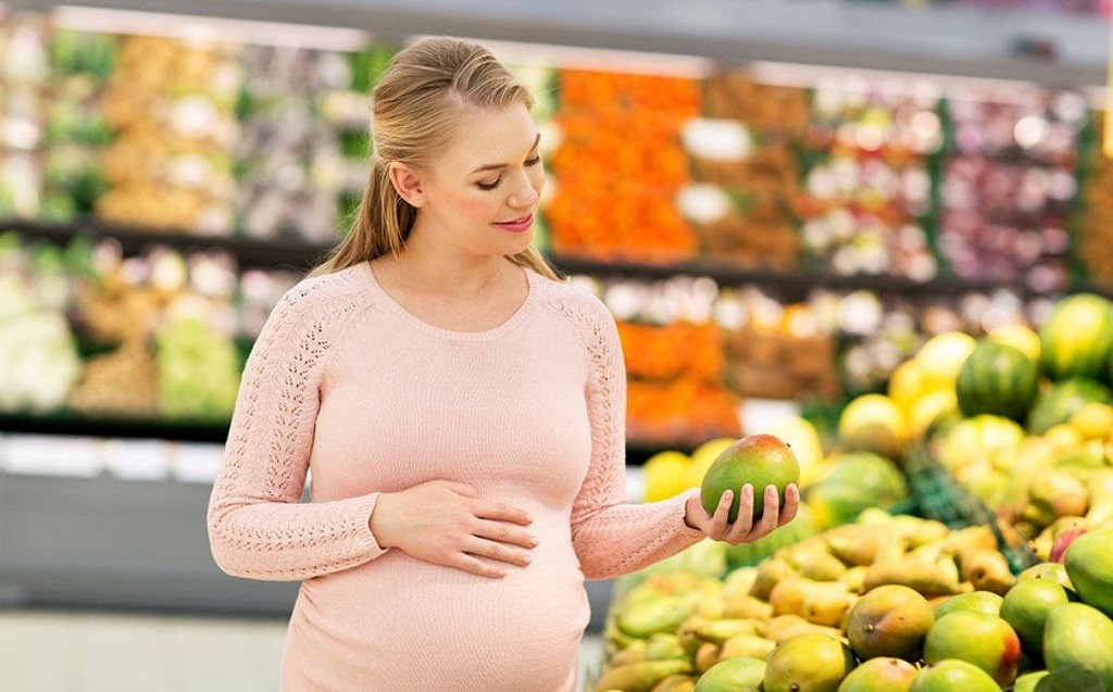 Манго при беременности: польза фрукта и способы употребления
