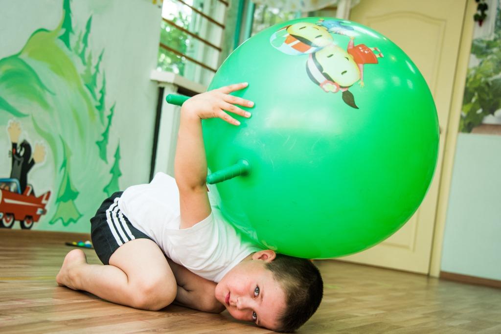 Фитбол для грудничков: занятия на гимнастическом мяче, как выбрать снаряд для новорожденного / mama66.ru