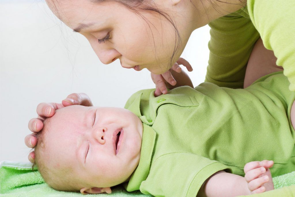 Колики у новорожденного: как помочь малышу при болях