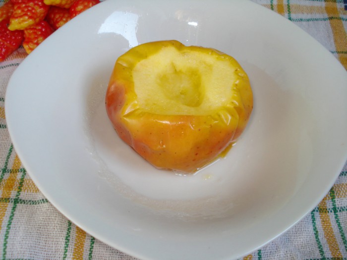 Как запечь яблоко для ребенка в духовке или микроволновке