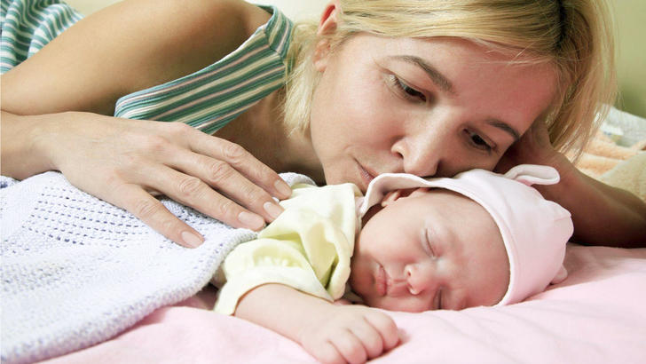 Стоит ли новорожденного будить для кормления днем и ночью?