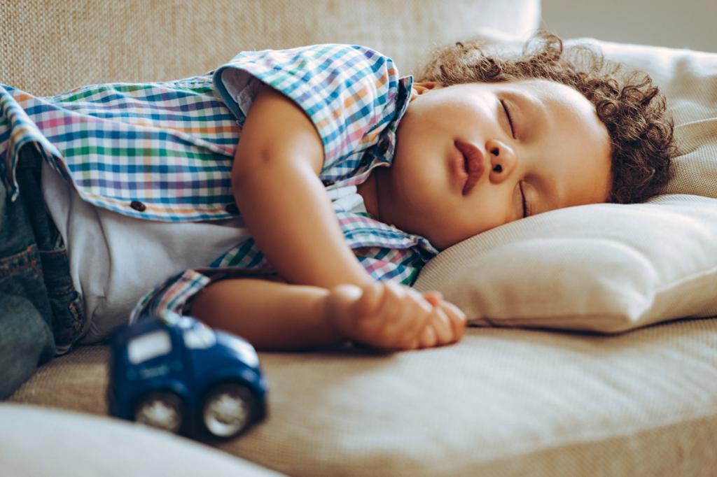 Захочет спать – сам уснет: 4 вредных совета о детском сне