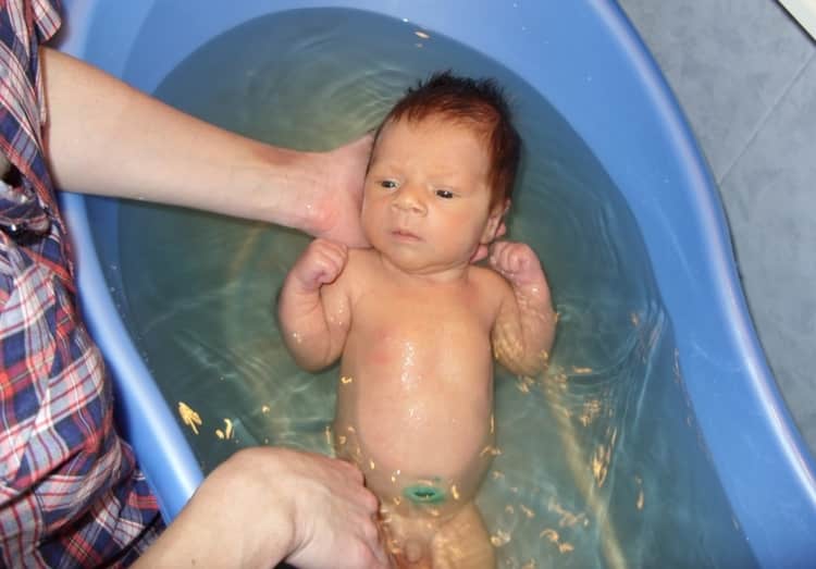 Когда и как используем марганцовку для купания новорожденного