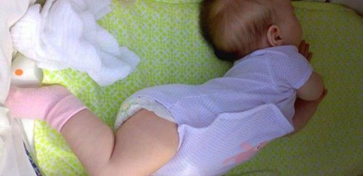 Что делать, если малыш выгибает спину и запрокидывает голову?
