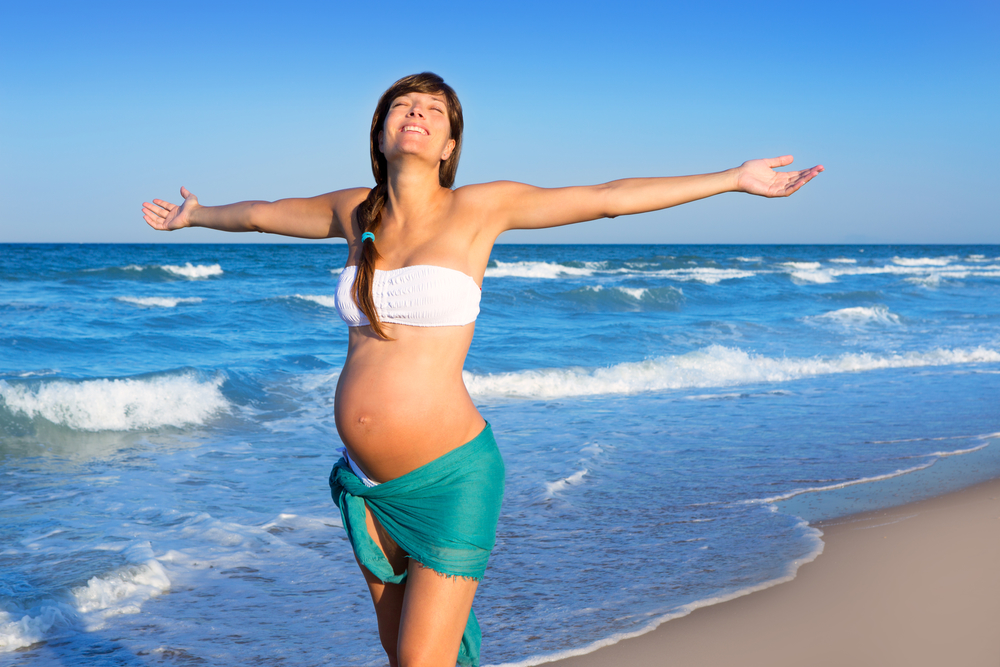 Можно ли загорать на солнце и купаться в море при беременности, советы врачей