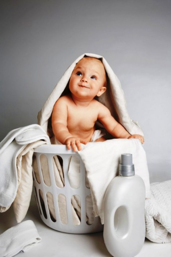 Чем стирать и как гладить вещи для новорожденного ребенка?