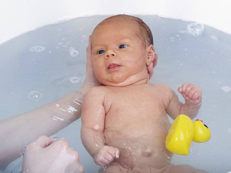Как правильно купать новорожденного в ванночке одной: что нужно для этого