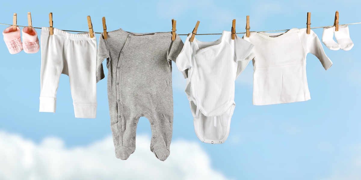 Как правильно стирать вещи младенца: одежду, пеленки, бельё, выбор порошка