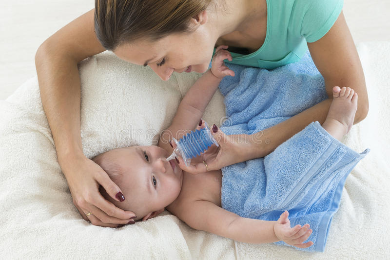 Как промыть нос ребенку физраствором. какие еще средства подходят для процедуры?