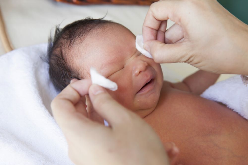 Уход за глазами новорождённого: советы, препараты - "здоровое око"