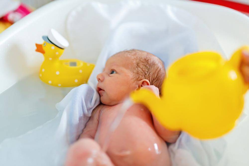 Купание новорождённого: основные правила, советы и ошибки